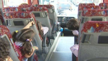 Imagen de archivo de un grupo de alumnos en el autobús escolar