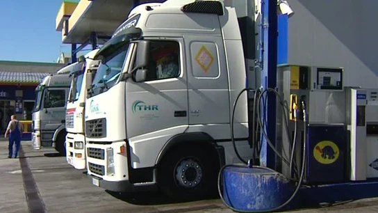 Camiones repostando en una gasolinera Camiones repostando en una gasolinera