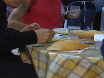 Familia comiendo en una mesa Familia comiendo en una mesa