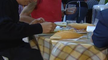 Familia comiendo en una mesa