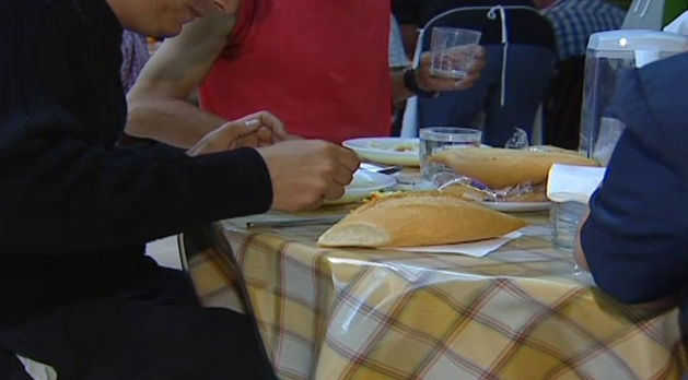 Familia comiendo en una mesa