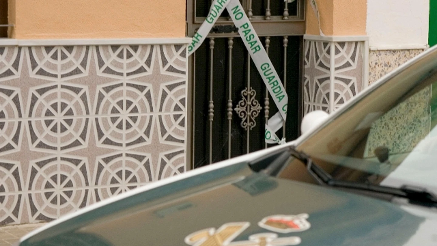 La puerta de la casa precintada La puerta de la casa precintada