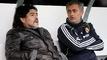 Maradona en una imagen de archivo junto a Mourinho