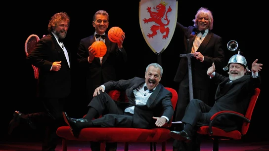 Les Luthiers durante una actuación Les Luthiers durante una actuación