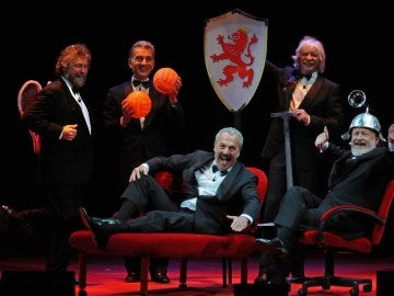 Les Luthiers durante una actuación Les Luthiers durante una actuación
