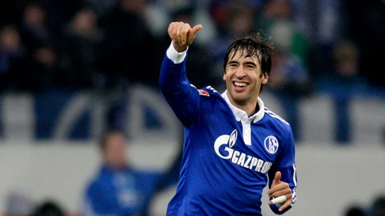 Raúl festeja uno de sus tantos con el Schalke Raúl festeja uno de sus tantos con el Schalke