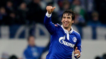 Raúl festeja uno de sus tantos con el Schalke