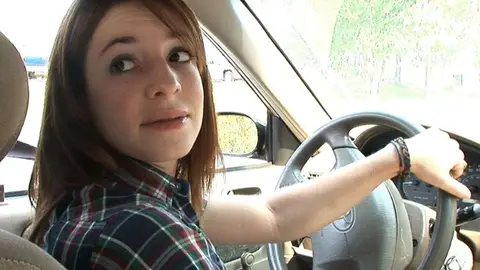 Una joven conduciendo Una joven conduciendo