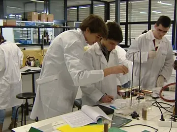 Alumnos en un laboratorio Alumnos en un laboratorio