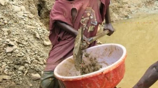 Extracción de Coltán, niño, África Extracción de Coltán, niño, África