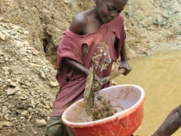 Extracción de Coltán, niño, África Extracción de Coltán, niño, África