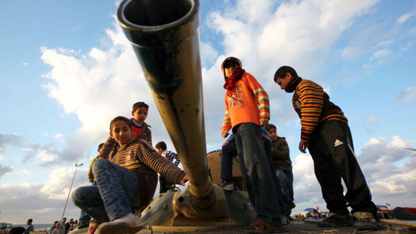 Ni&ntilde;os con un tanque en Libia (Archivo)