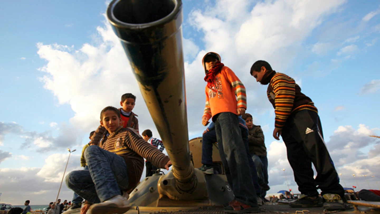 Niños con un tanque en Libia (Archivo) Niños con un tanque en Libia (Archivo)