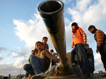 Niños con un tanque en Libia (Archivo) Niños con un tanque en Libia (Archivo)
