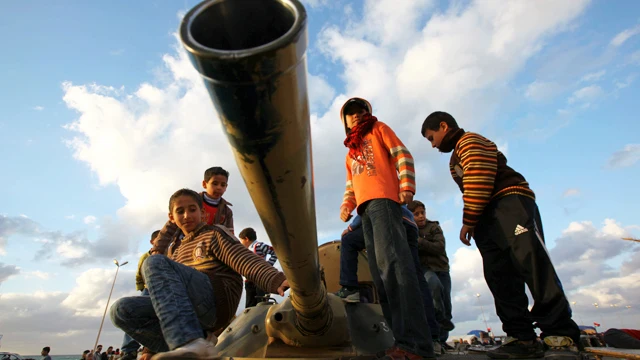 Niños con un tanque en Libia (Archivo)