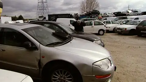 Coches en un desguace Coches en un desguace