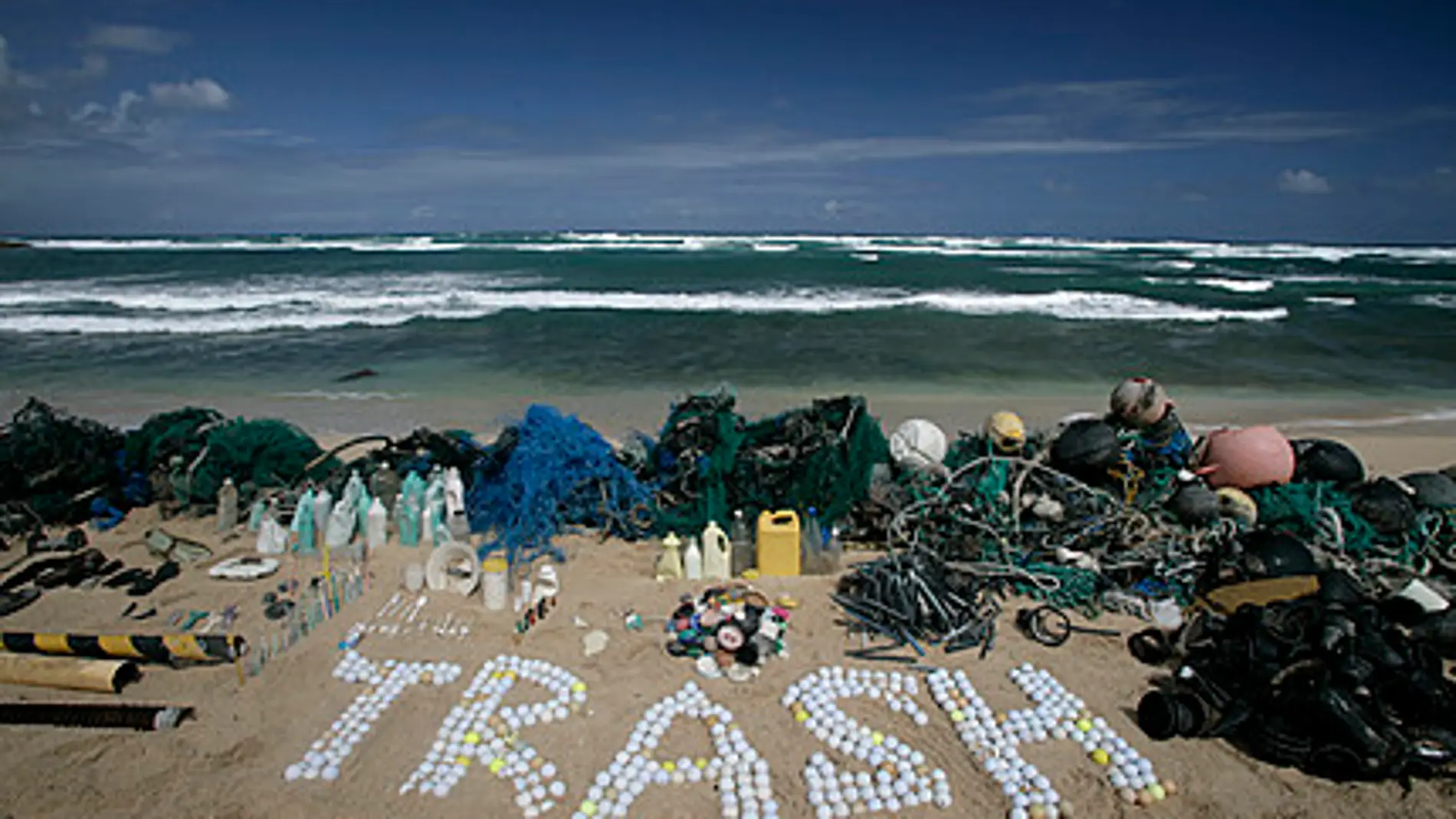 Protesta de Greenpeace por la basura encontrada en los océanos