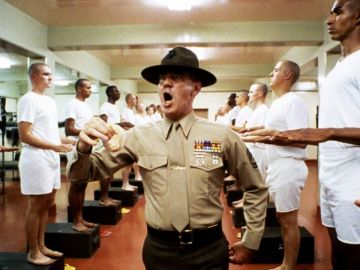 R.Lee Ermey como el sargento Hartman R.Lee Ermey como el sargento Hartman