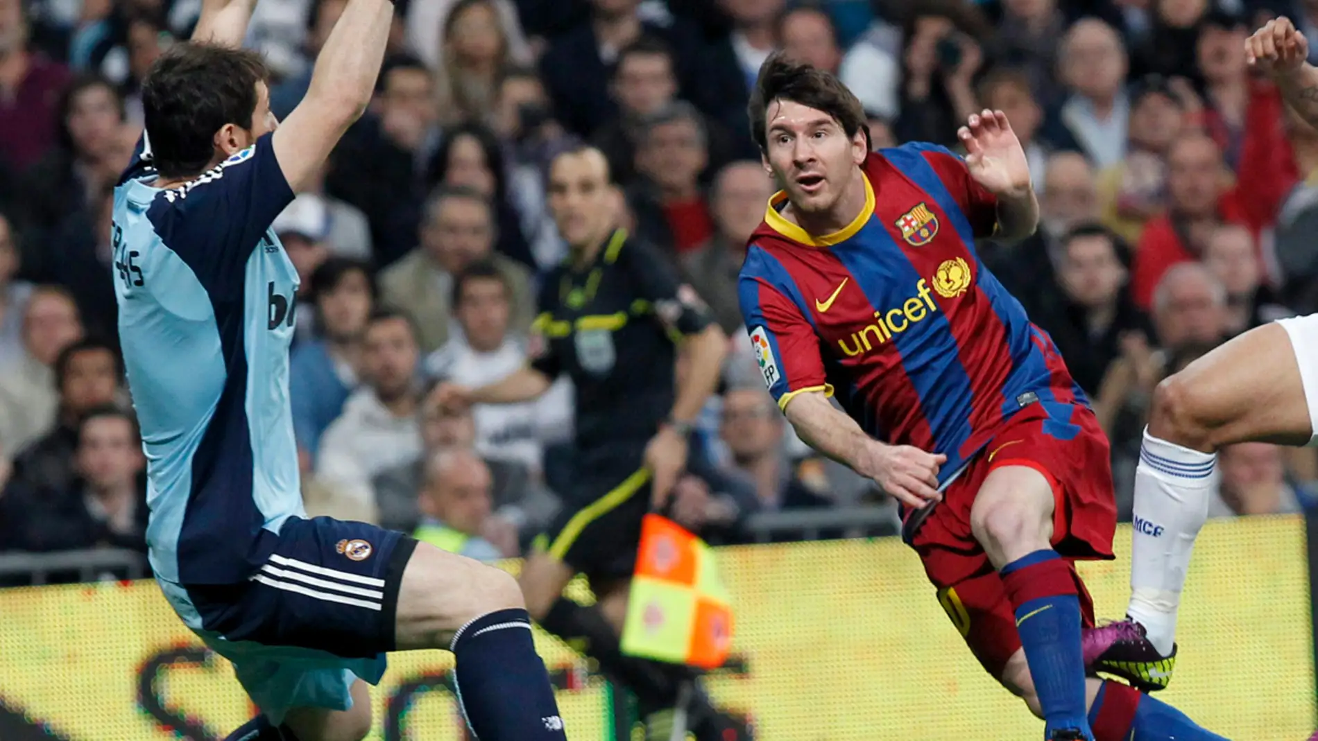 Messi trata de batir a Casillas