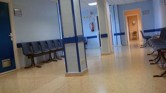 Sala de espera de un hospital Sala de espera de un hospital