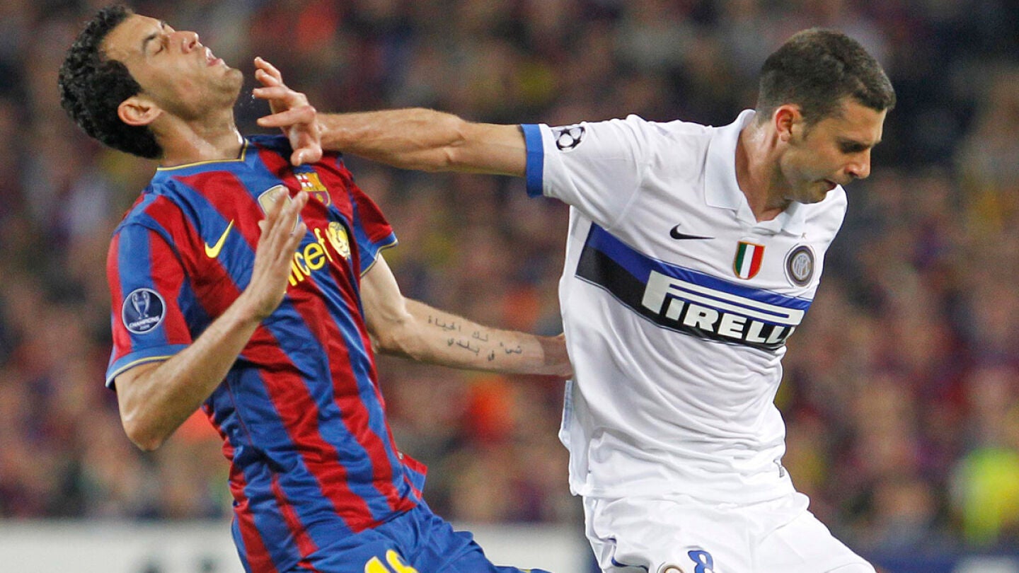 Sergio Busquets y Thiago Motta en el momento clave de la semifinal entre Barcelona e Inter