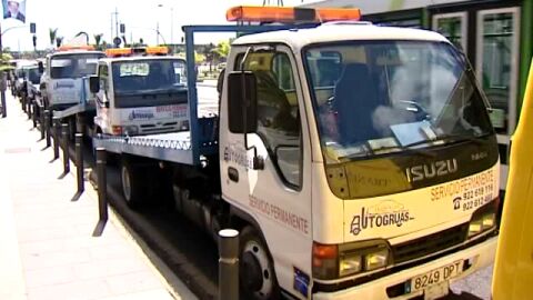 Un empresario protesta con grúas ante la agencia tributaria