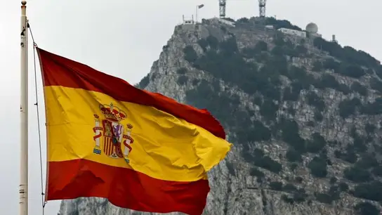 Una bandera española ondea frente al Peñón de Gibraltar Una bandera española ondea frente al Peñón de Gibraltar