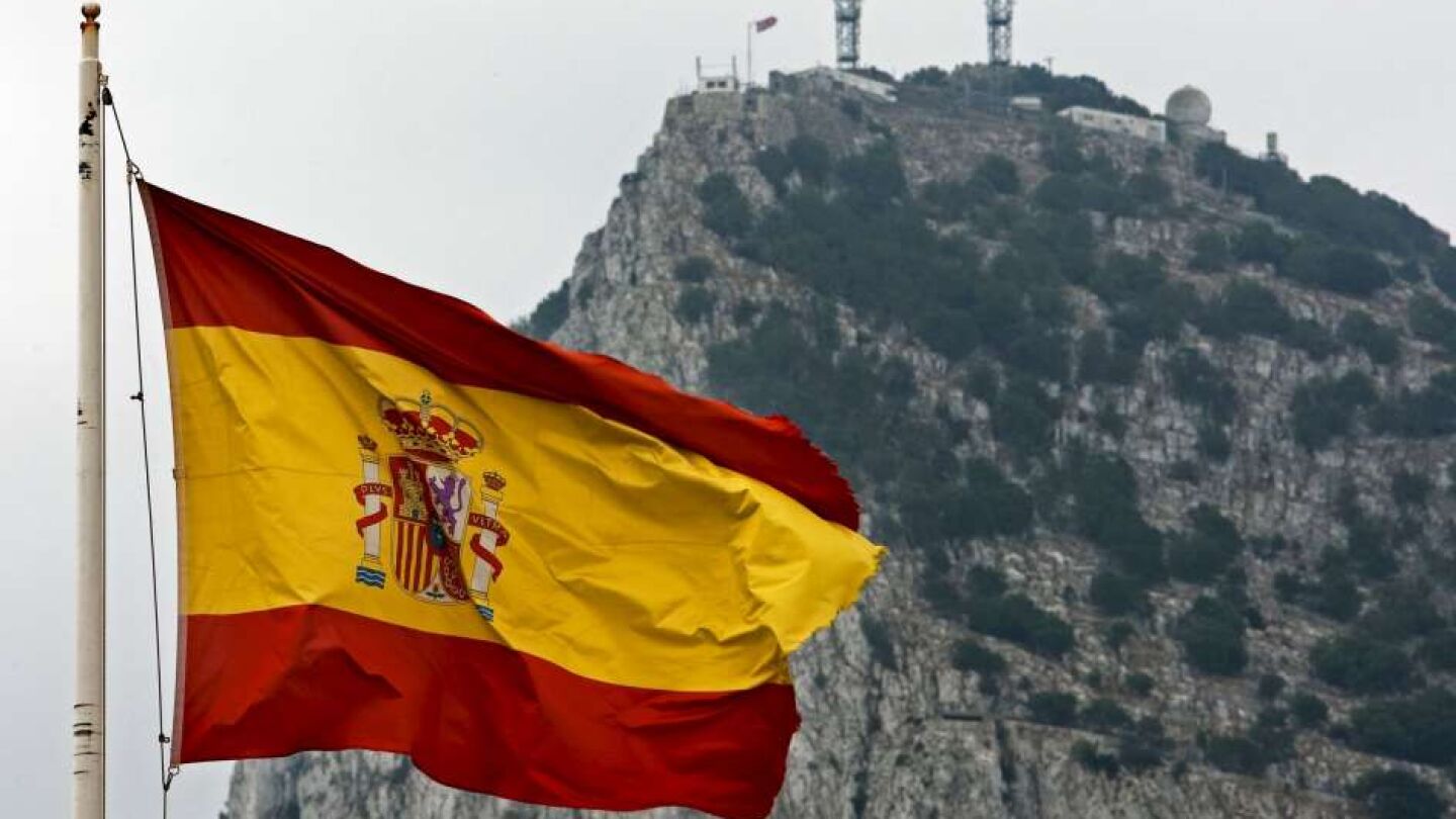Una bandera espa&ntilde;ola ondea frente al Pe&ntilde;&oacute;n de Gibraltar