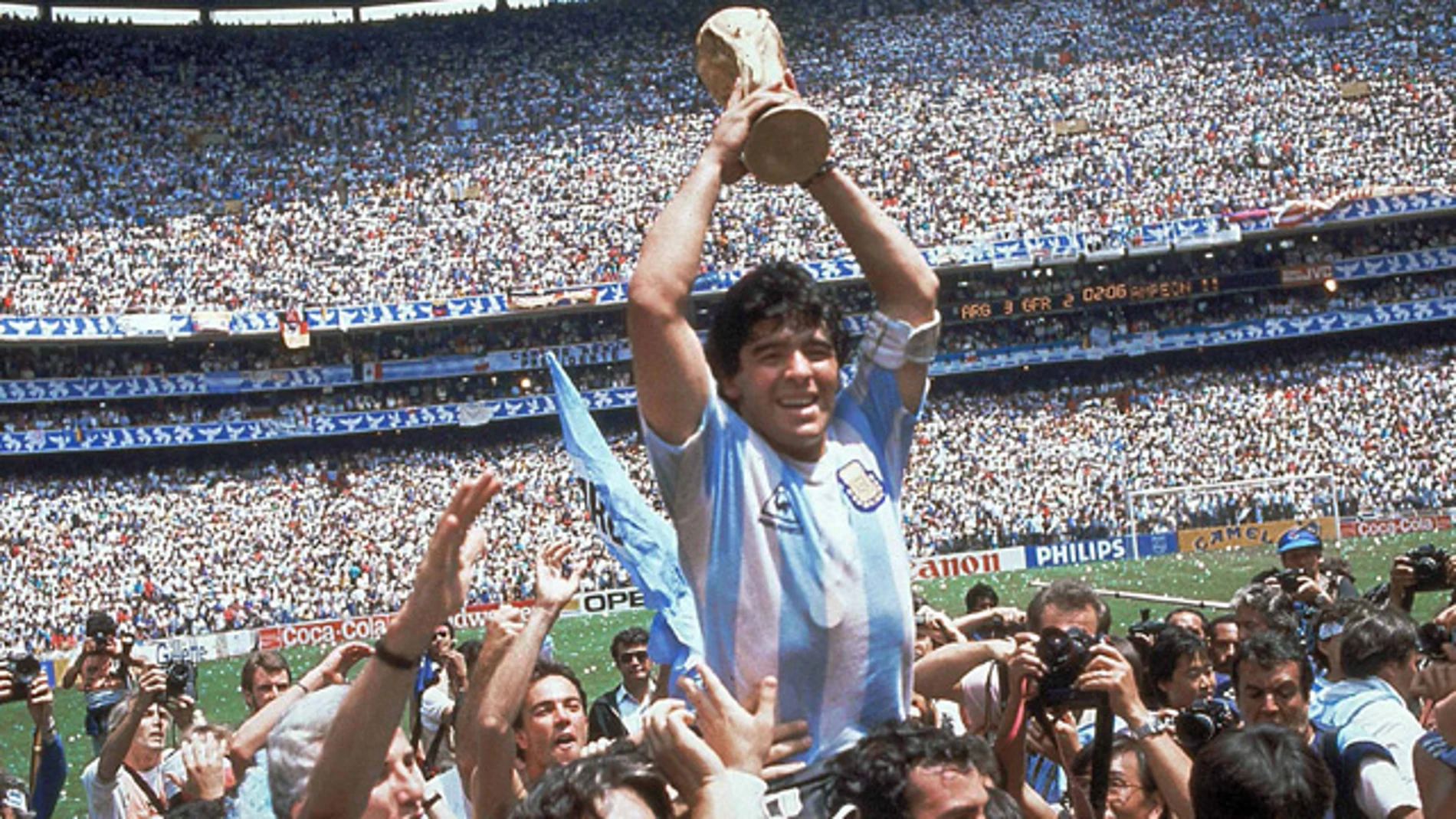 Maradona alzando la copa del Mundial de 1986
