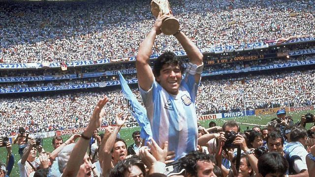 Maradona alzando la copa del Mundial de 1986