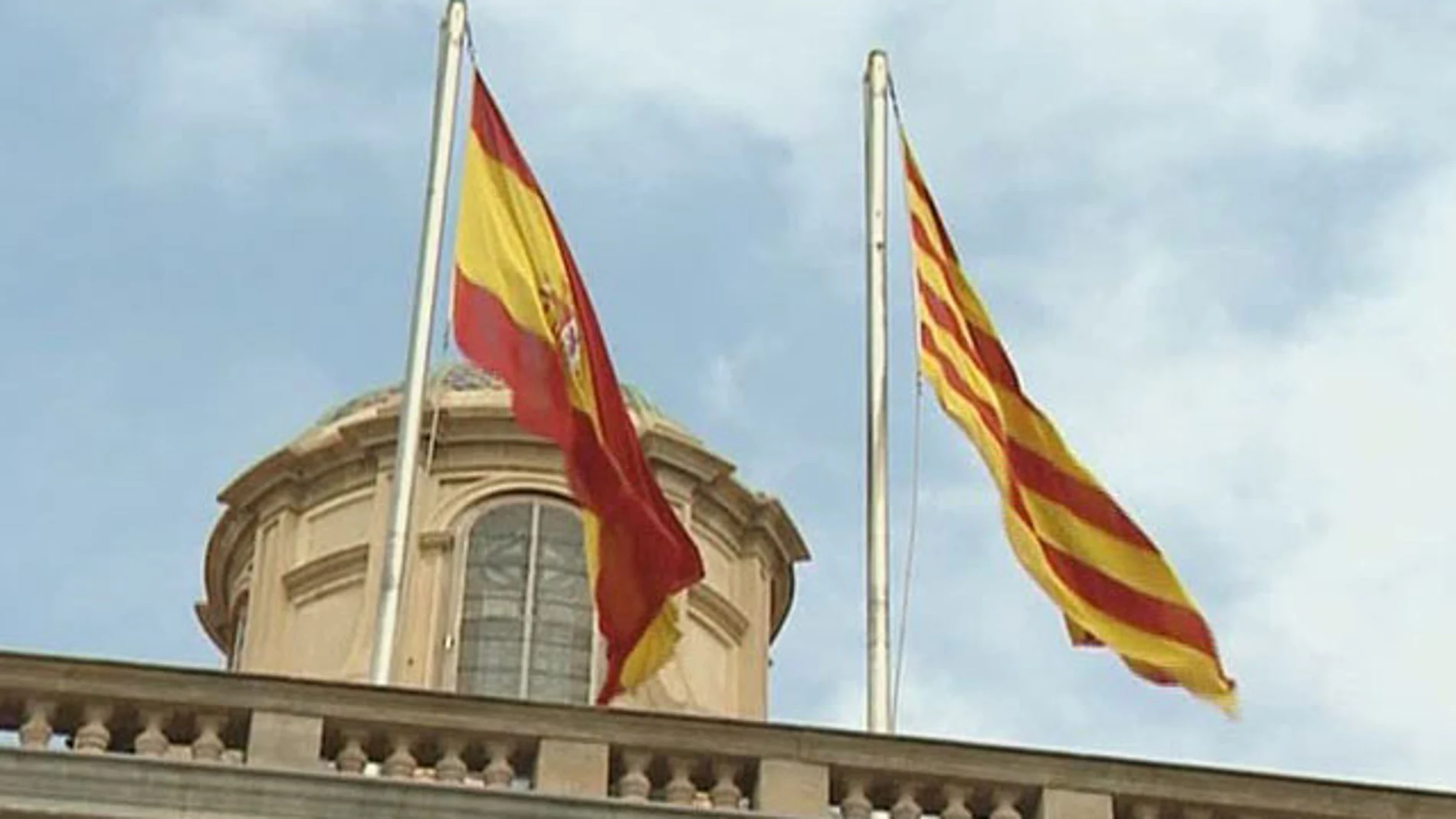 La bandera española junto a la catalana