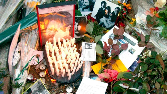 Imagen de archivo de la tumba de Jim Morrison en el cementerio de París Pere Lachaise. Imagen de archivo de la tumba de Jim Morrison en el cementerio de París Pere Lachaise.