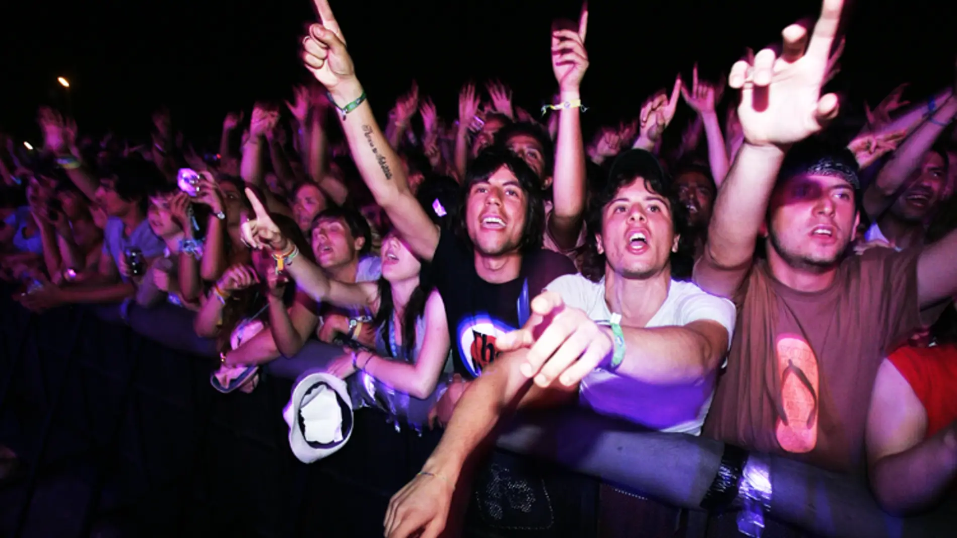 Cientos de jóvenes siguen un concierto del FIB en 2009.