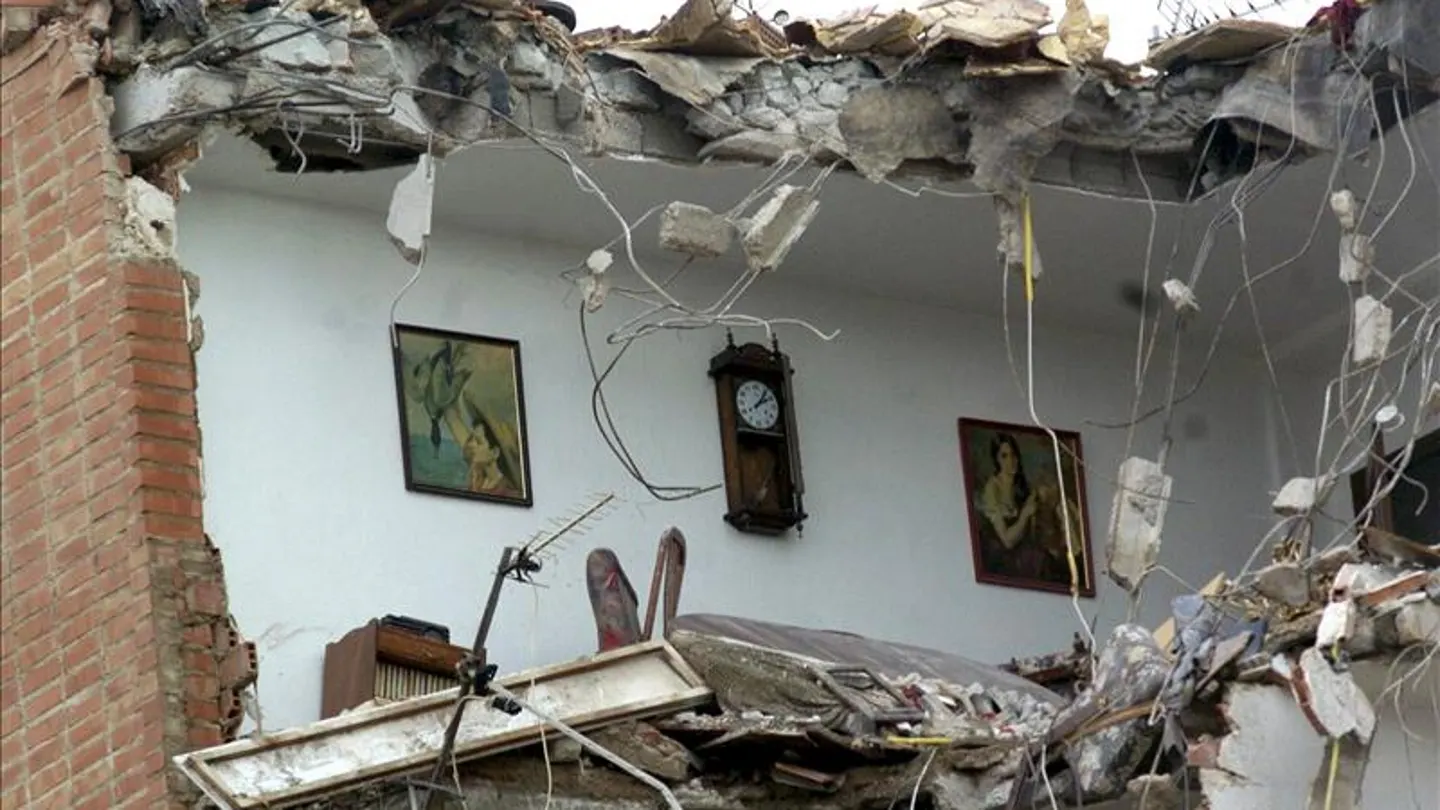 Imagen de una vivienda derruida por el pasado terremoto de Lorca (Archivo) Imagen de una vivienda derruida por el pasado terremoto de Lorca (Archivo)