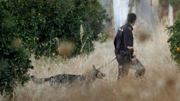 Un agente con un perro de la unidad canina de la Policía Nacional