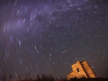 Lluvia de estrellas en una noche de luna llena