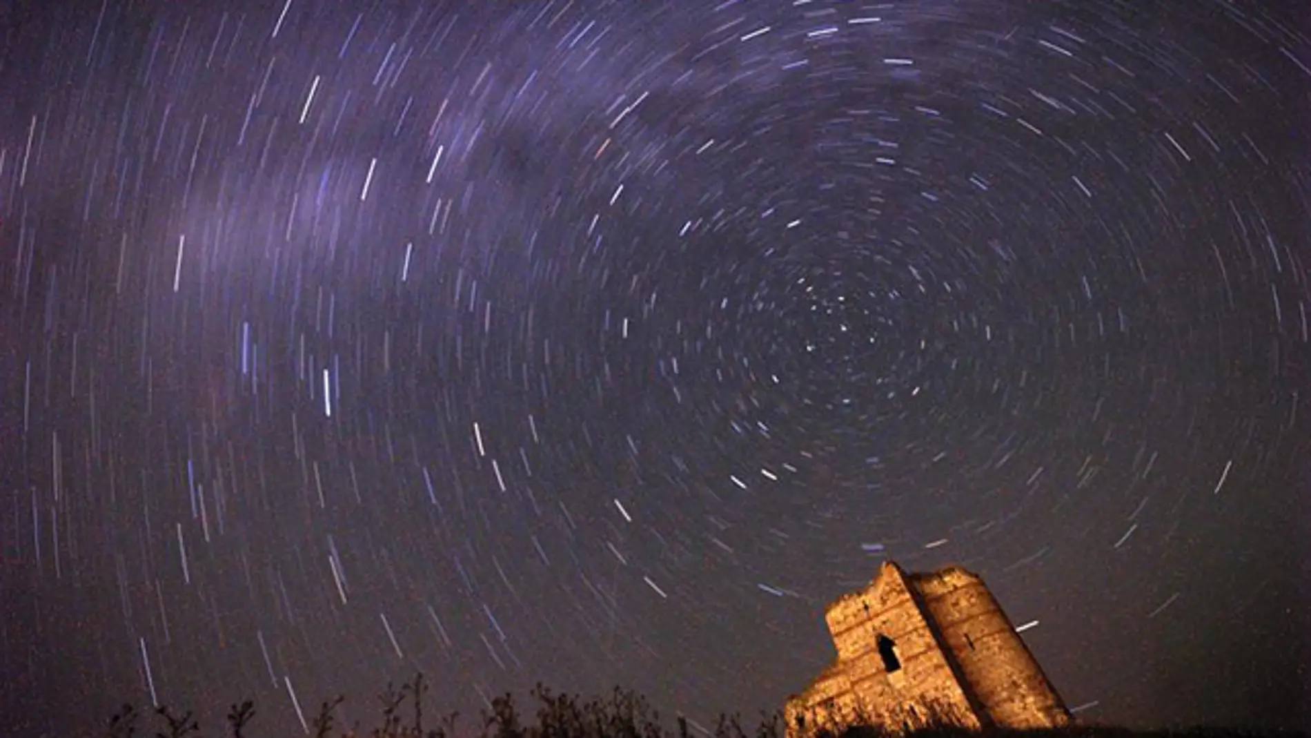 Lluvia de estrellas en una noche de luna llena