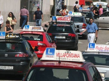 Vehículos de autoescuela preparados para realizar el examen Vehículos de autoescuela preparados para realizar el examen