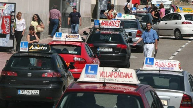 Vehículos de autoescuela preparados para realizar el examen