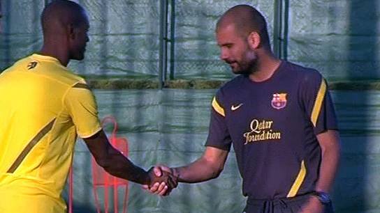 Abidal saluda a Guardiola tras regresar a los entrenamientos Abidal saluda a Guardiola tras regresar a los entrenamientos