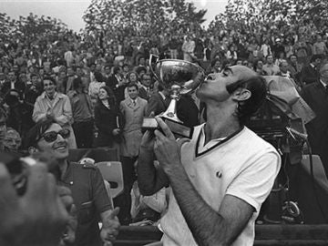 Andrés Gimeno, tras ganar Roland Garros en 1972. Andrés Gimeno, tras ganar Roland Garros en 1972.