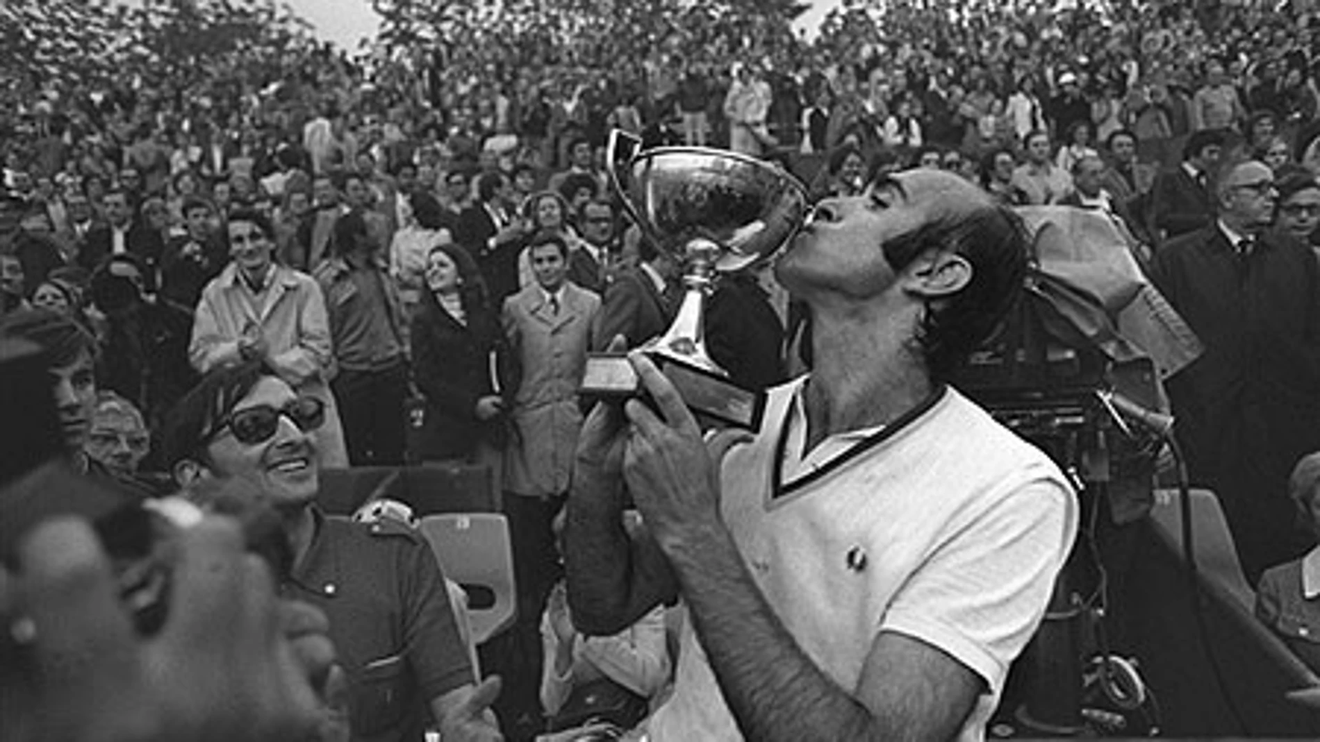 Andrés Gimeno, tras ganar Roland Garros en 1972.