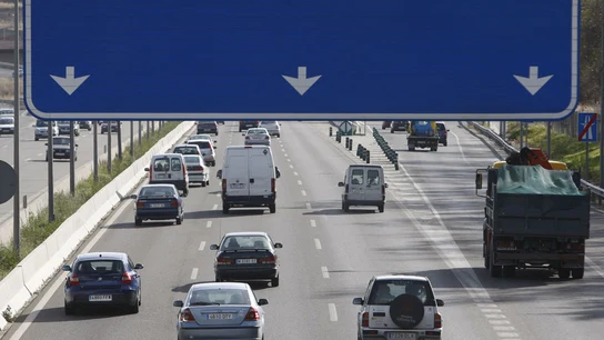 Vehículos en una autovía española Vehículos en una autovía española