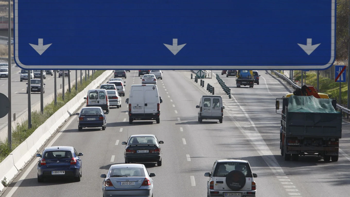Vehículos en una autovía española Vehículos en una autovía española