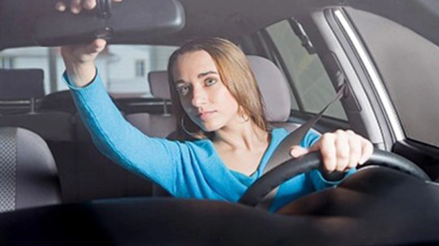 Mujer conduciendo Mujer conduciendo
