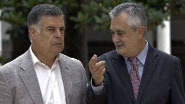 José Antonio Viera acompañado por José Antonio Griñán