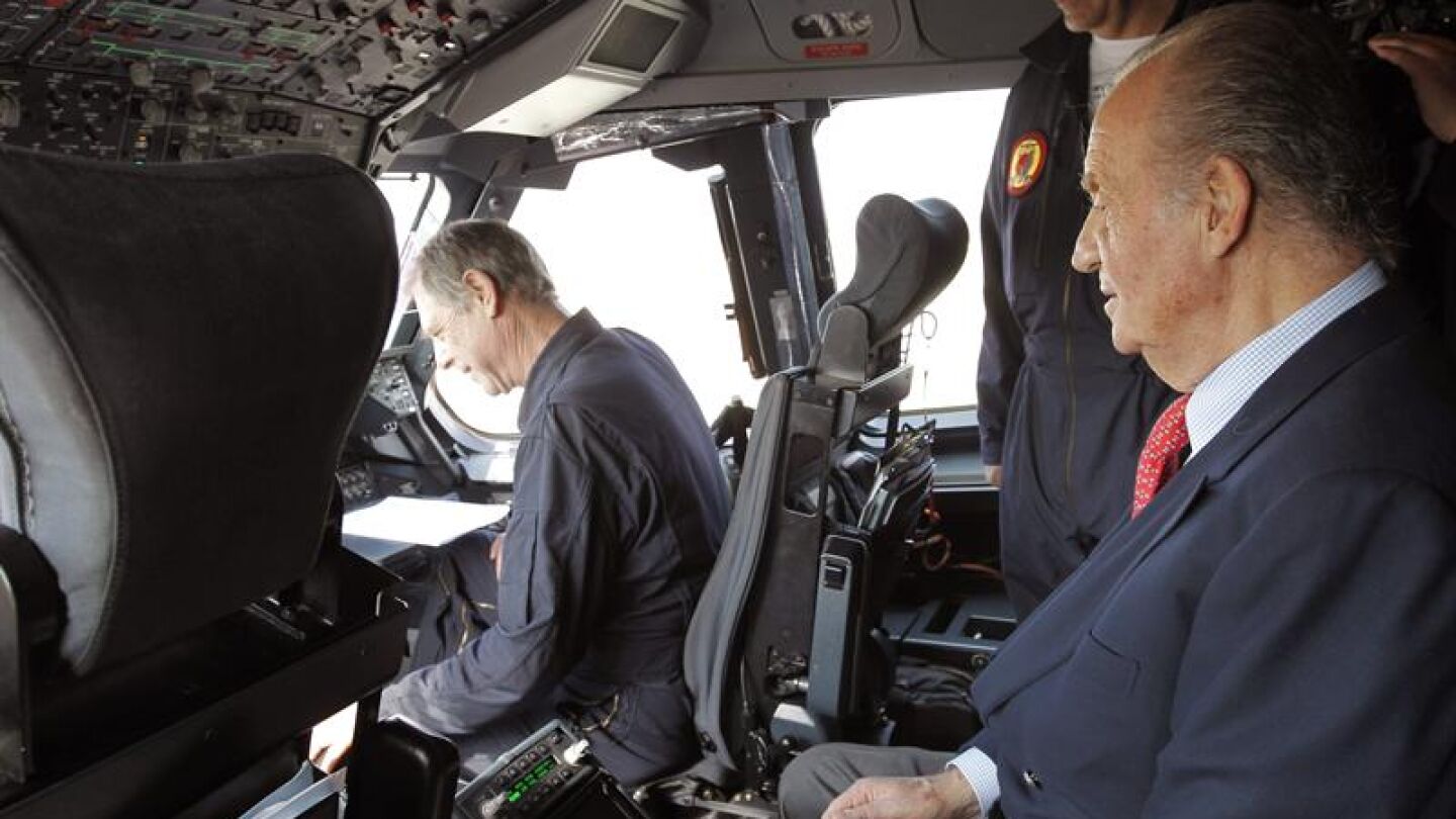 Rey pilota avi&oacute;n militar