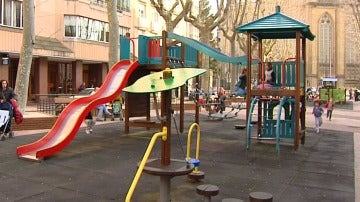 Parque infantil en el jardín de una ciudad