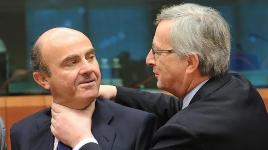Jean-Claude Juncker brome con que 'estrangula' a De Guindos Jean-Claude Juncker brome con que 'estrangula' a De Guindos