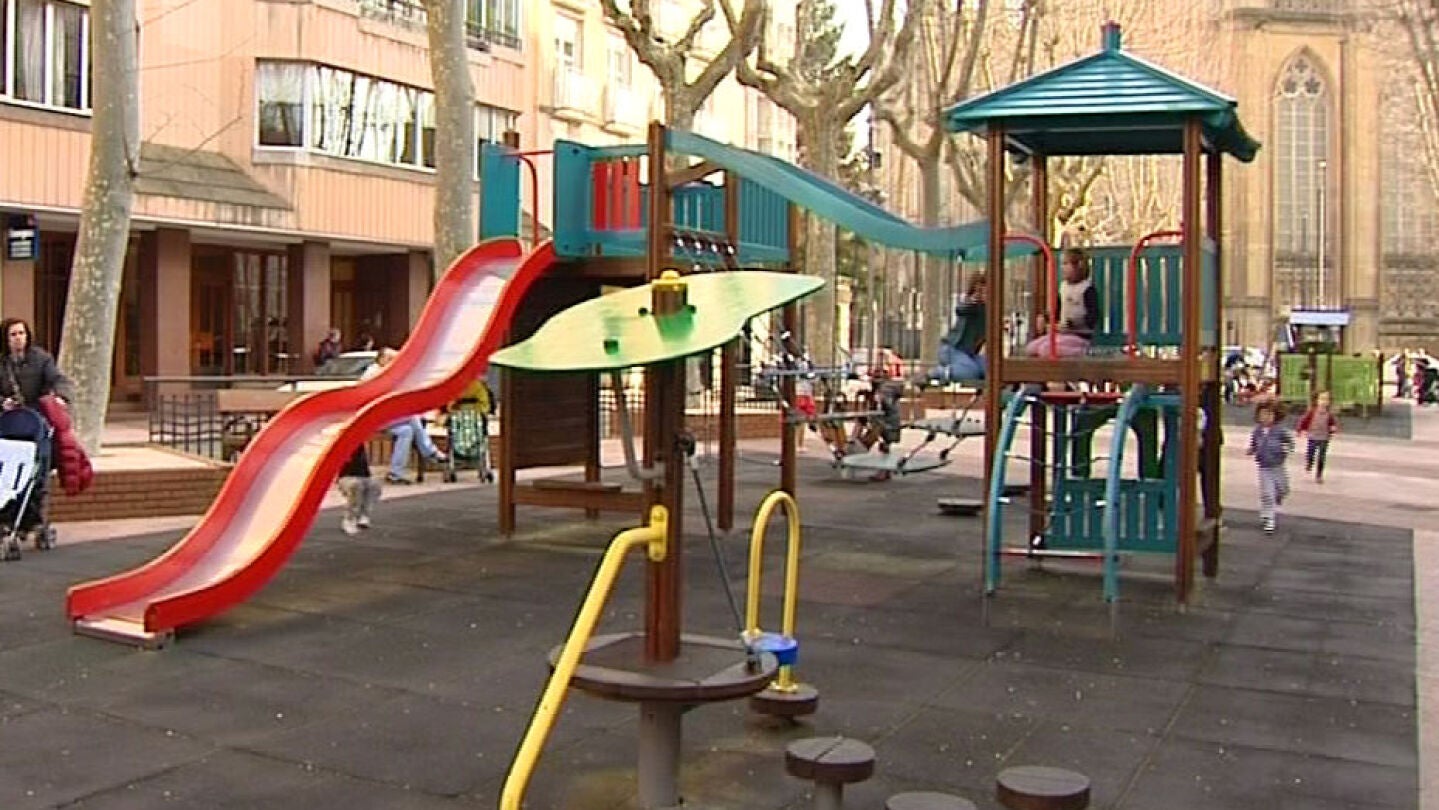 Parque infantil en el jard&iacute;n de una ciudad